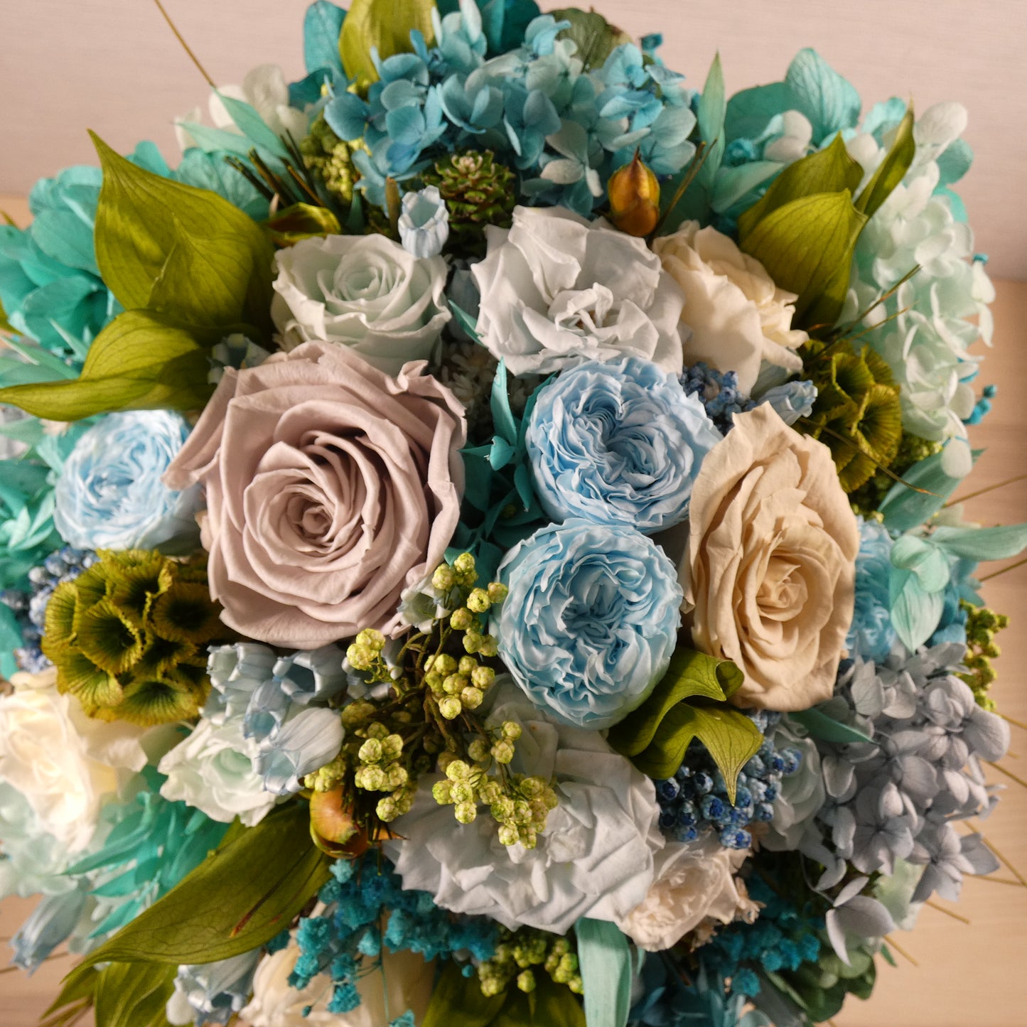 Türkisbespannter Strauß, türkisfarbene Wohnkultur, blaue Rose, Ozean inspiriertes Dekor, türkisstabilisierte Hortensie, 100% natürliche Blume