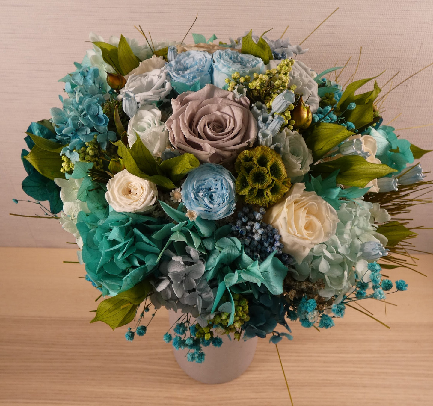 Türkisbespannter Strauß, türkisfarbene Wohnkultur, blaue Rose, Ozean inspiriertes Dekor, türkisstabilisierte Hortensie, 100% natürliche Blume