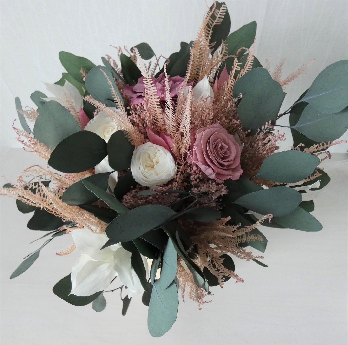 Mauve Bouquet, erhaltener Gardenia Bouquet, Farndekor, erhaltener Eukalyptus, erhaltene weiße Rosen, ewige englische Rosen, rustikaler Strauß