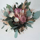 Mauve Bouquet, erhaltener Gardenia Bouquet, Farndekor, erhaltener Eukalyptus, erhaltene weiße Rosen, ewige englische Rosen, rustikaler Strauß