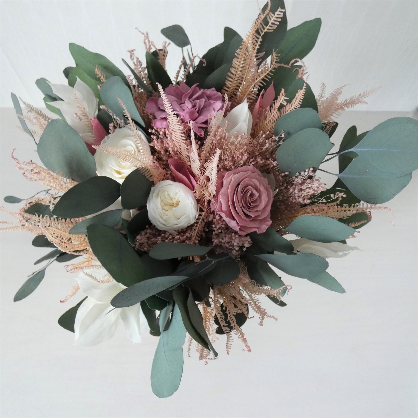 Mauve Bouquet, erhaltener Gardenia Bouquet, Farndekor, erhaltener Eukalyptus, erhaltene weiße Rosen, ewige englische Rosen, rustikaler Strauß