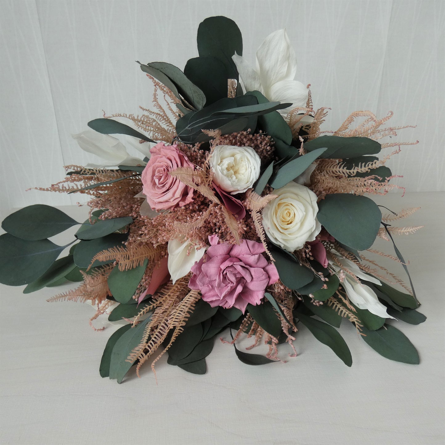 Mauve Bouquet, erhaltener Gardenia Bouquet, Farndekor, erhaltener Eukalyptus, erhaltene weiße Rosen, ewige englische Rosen, rustikaler Strauß