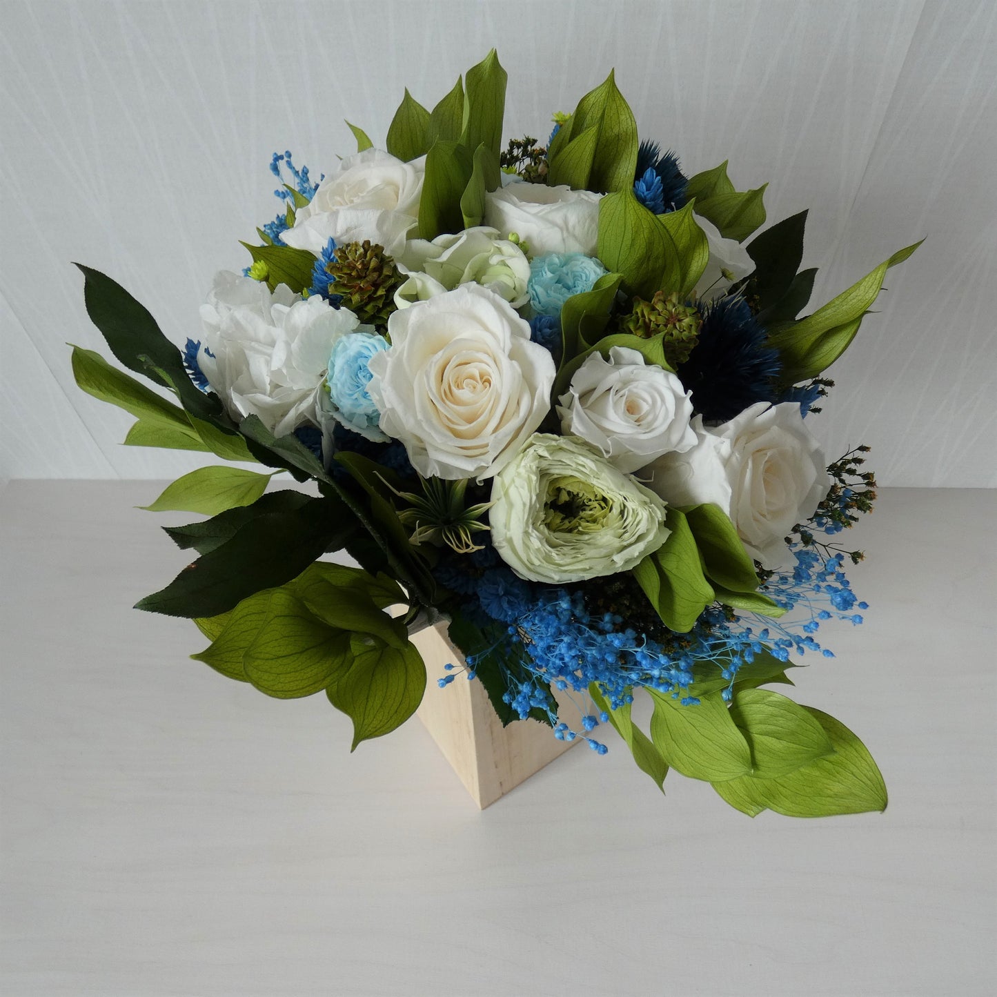 Hellblaue Blumen, weiß blau konservierter Blumenstrauß, konservierte blaue Echinops, weiß erhaltene Hortensie, erhaltene Gardenie, Küstenheimdekoration