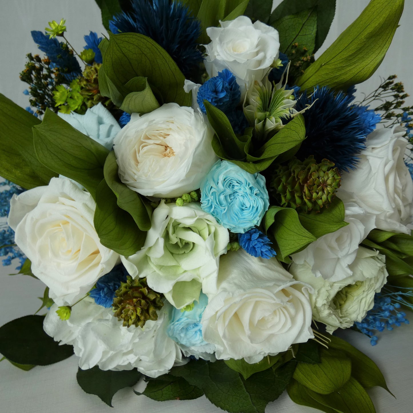 Hellblaue Blumen, weiß blau konservierter Blumenstrauß, konservierte blaue Echinops, weiß erhaltene Hortensie, erhaltene Gardenie, Küstenheimdekoration